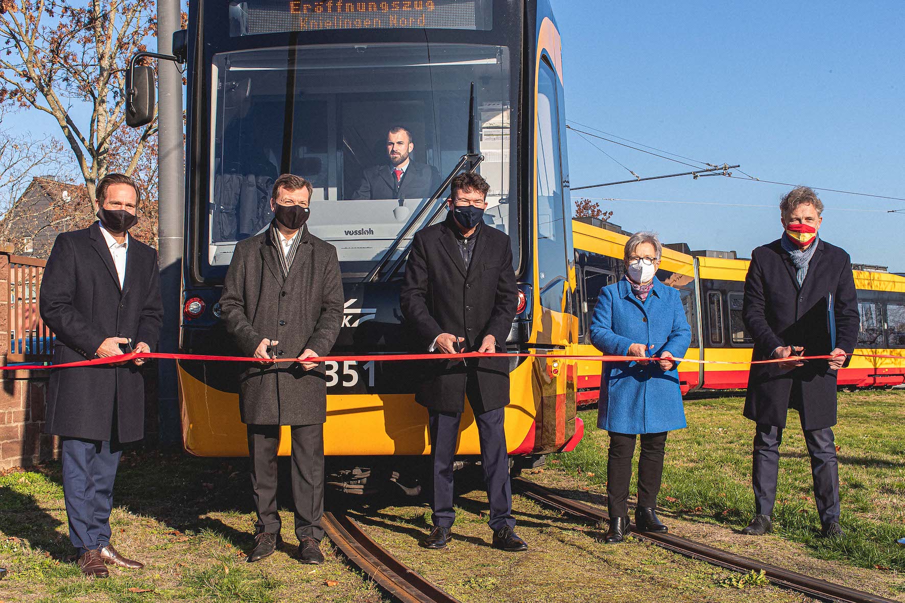 Die Bahn kommt: Heute eröffneten (v.r.n.l.) Oberbürgermeister Dr. Frank Mentrup, Ursula Hellmann vom Bürgerverein Knielingen sowie Dr. Alexander Pischon, Ascan Egerer und Christian Höglmeier von der VBK-Geschäftsleitung die neue Bahntrasse in Knielingen-Nord. (Foto: © Paul Gärtner/KVV; Abdruck honorarfrei)