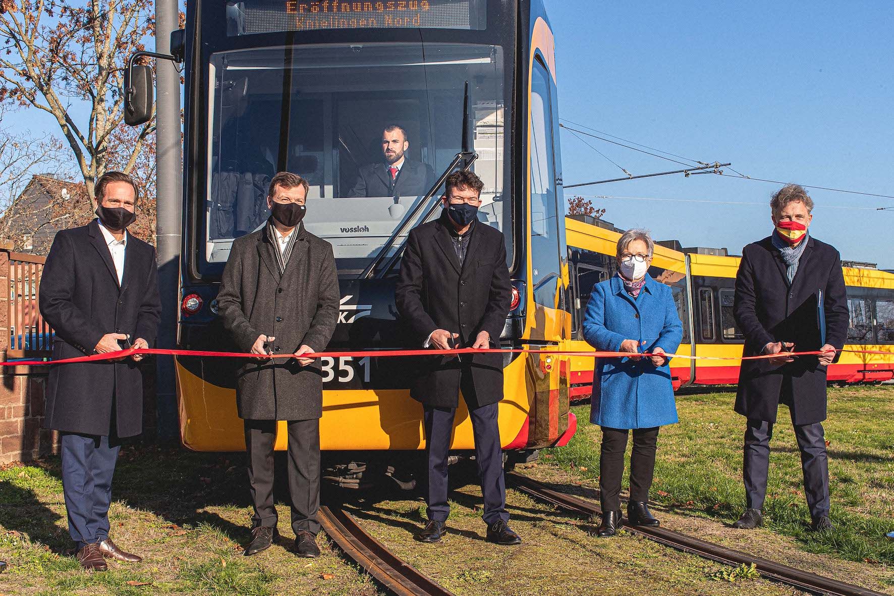 Die Bahn kommt: Heute eröffneten (v.r.n.l.) Oberbürgermeister Dr. Frank Mentrup, Ursula Hellmann vom Bürgerverein Knielingen sowie Dr. Alexander Pischon, Ascan Egerer und Christian Höglmeier von der VBK-Geschäftsleitung die neue Bahntrasse in Knielingen-Nord. (Foto: © Paul Gärtner/KVV; Abdruck honorarfrei)