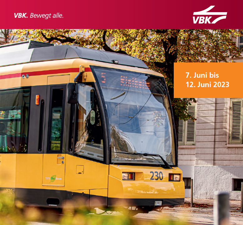 Eine Straßenbahn die an einem Haus vorbeifährt